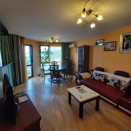 Central Garden Two Bedroom شقة *