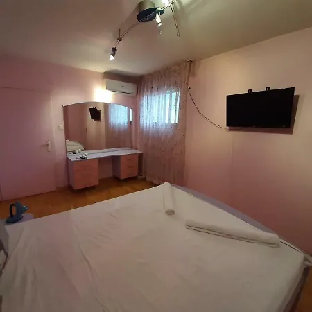 Central Garden Two Bedroom *