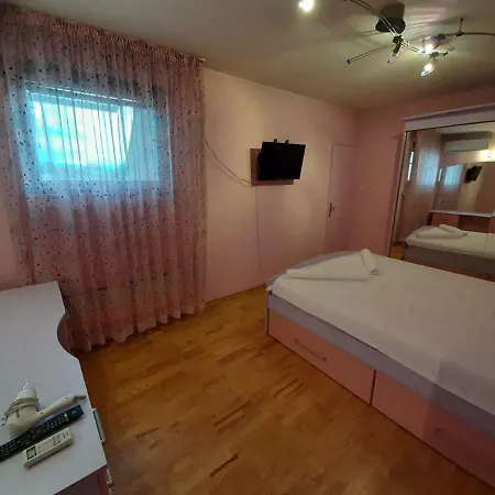 Central Garden Two Bedroom بلوفديف
