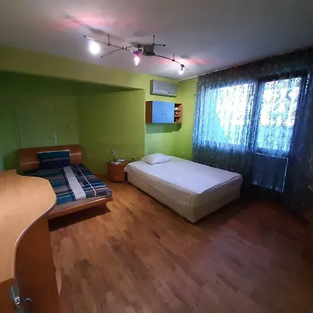 Central Garden Two Bedroom شقة *